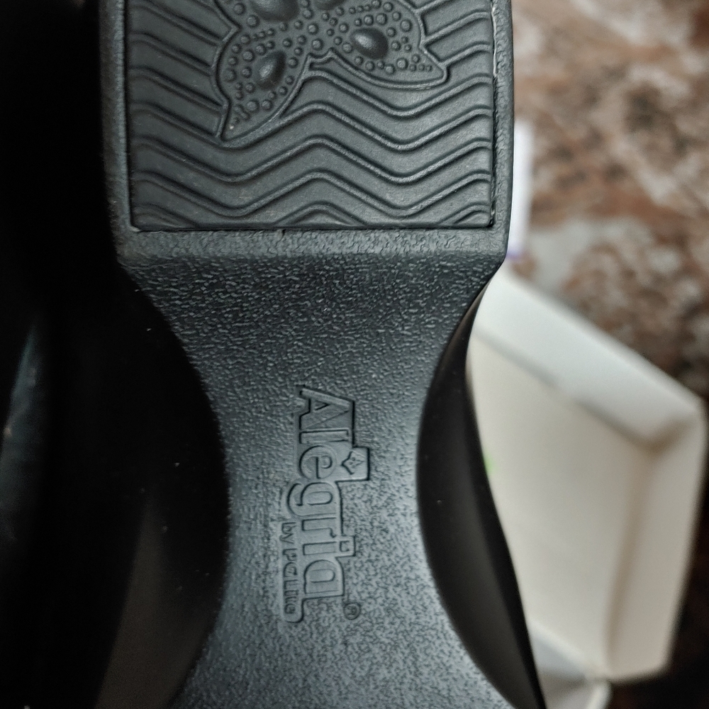 Shoes - Picture 5 of 6
